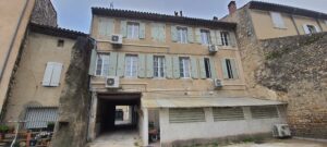 Pompe à chaleur réversible installée sur un bâtiment de logements à Donzère
