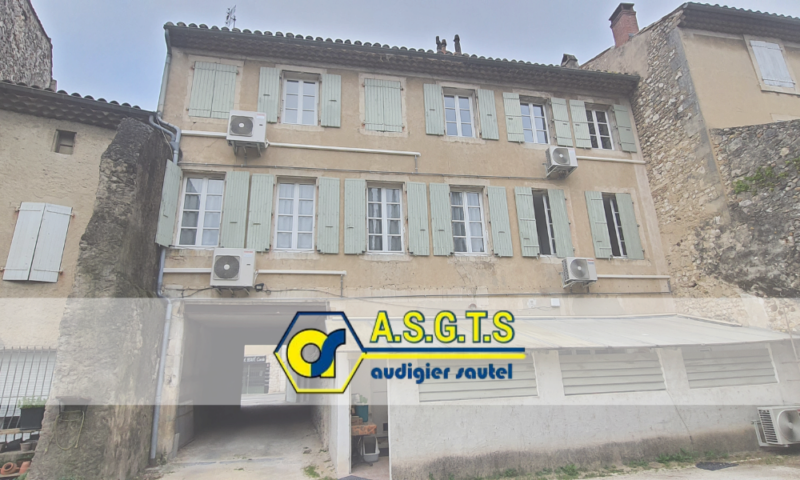 Pompe à chaleur réversible installée sur un bâtiment de logements à Donzère
