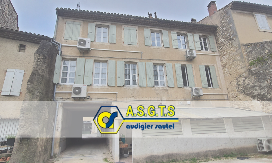 Pompe à chaleur réversible installée sur un bâtiment de logements à Donzère